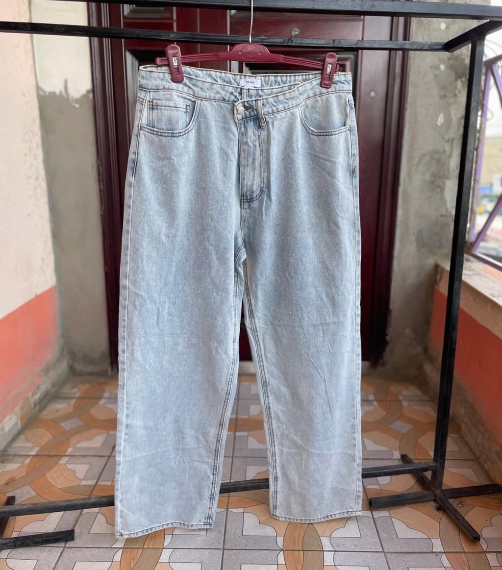 Light wash baggy denim jeans